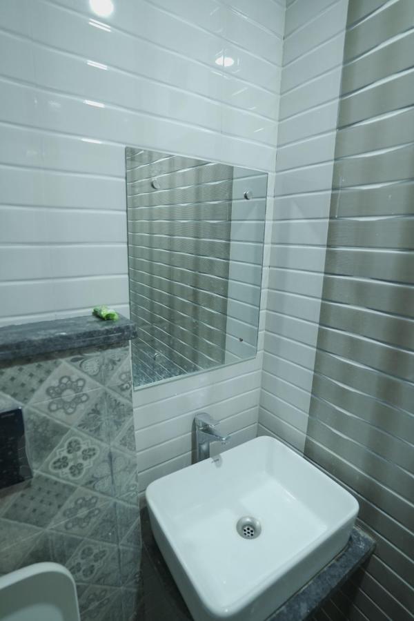 Hotel Leo Continental New Delhi Luaran gambar